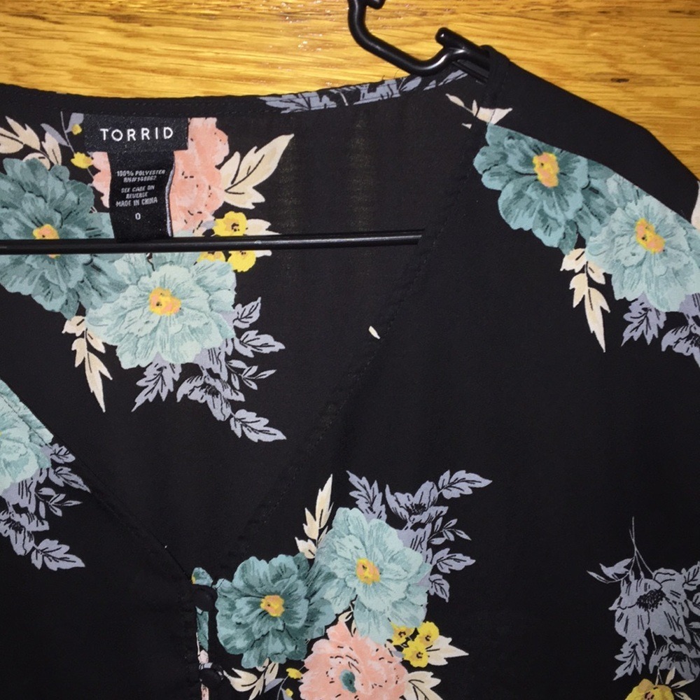 Torrid Whisigoth Floral V-Neck Button Front Blouse Size 0/XL - Picture 8 of 10